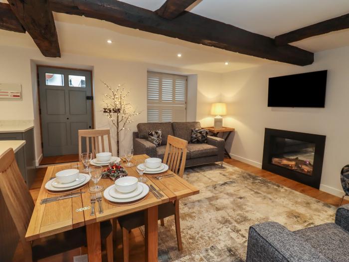 Bwthyn Dolan, Hay-On-Wye, Powys. Open-plan living space. Roadside parking. Smart TV. En-suites. WiFi