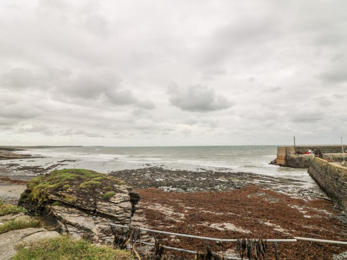 Old Field House, is near Fethard-On-Sea, County Wexford. Off-road parking. Close to beach. Sea views