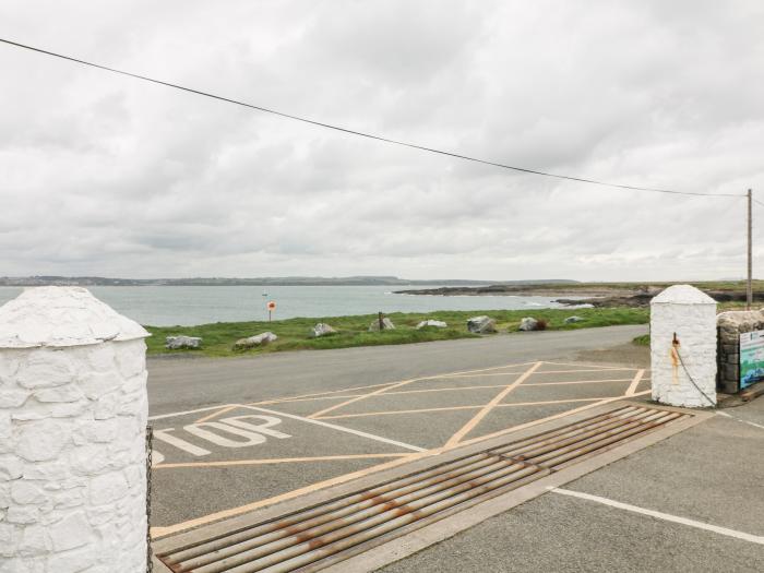Old Field House, is near Fethard-On-Sea, County Wexford. Off-road parking. Close to beach. Sea views
