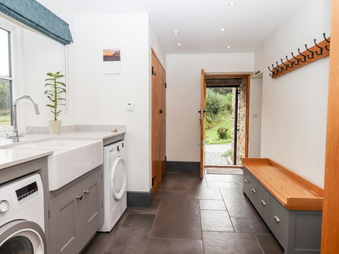 Knowle House, Okehampton, Devon. 5bed. Hot tub. Woodburning stove. Smart TV. Bedroom with en-suites.
