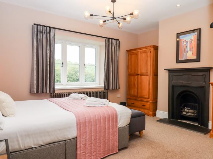 Knowle House, Okehampton, Devon. 5bed. Hot tub. Woodburning stove. Smart TV. Bedroom with en-suites.