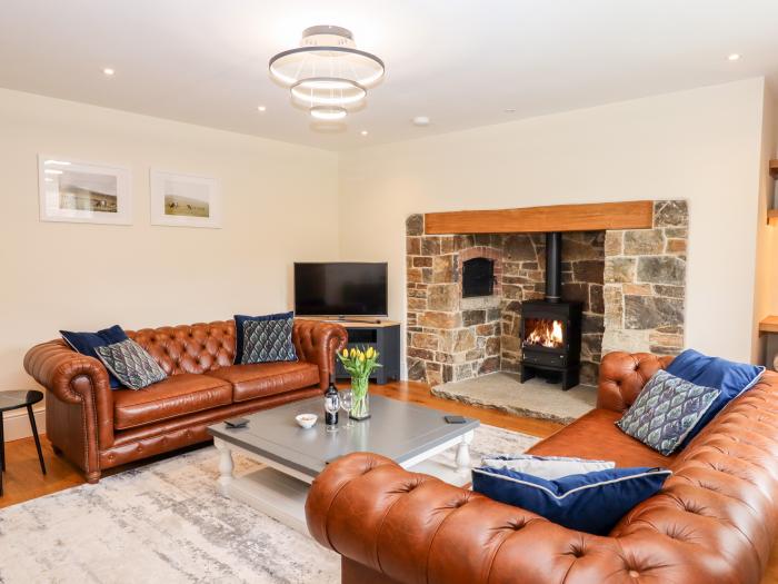 Knowle House, Okehampton, Devon. 5bed. Hot tub. Woodburning stove. Smart TV. Bedroom with en-suites.