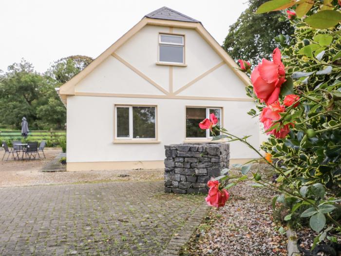 Shore Road in Culdaff, County Donegal. Close to amenities and a beach. Barbecue. Pet-friendly. 2bed.