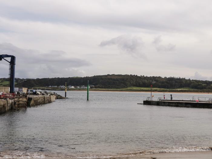 Shore Road in Culdaff, County Donegal. Close to amenities and a beach. Barbecue. Pet-friendly. 2bed.