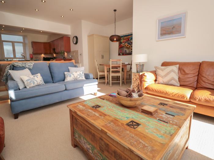 Hamnavoe is in Stoke Fleming, in Devon. Duplex apartment with sea glimpses. Near beach and amenities