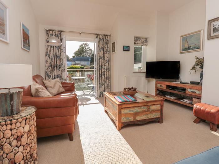 Hamnavoe is in Stoke Fleming, in Devon. Duplex apartment with sea glimpses. Near beach and amenities