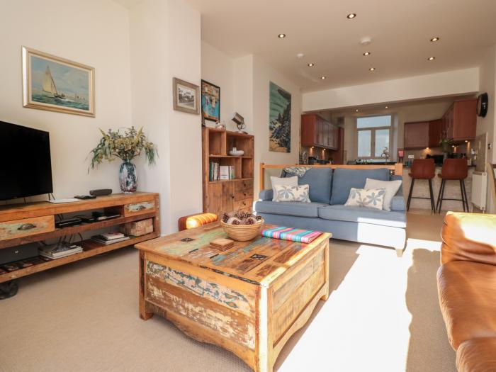 Hamnavoe is in Stoke Fleming, in Devon. Duplex apartment with sea glimpses. Near beach and amenities