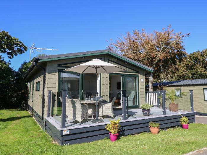 Seahorse Lodge, Downton, Hampshire. Open-plan living. Enclosed decking. On-site facilities. Smart TV