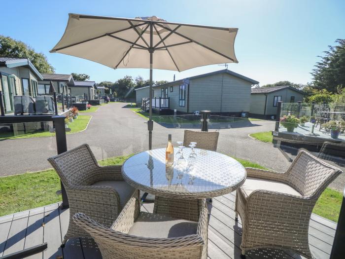 Seahorse Lodge, Downton, Hampshire. Open-plan living. Enclosed decking. On-site facilities. Smart TV