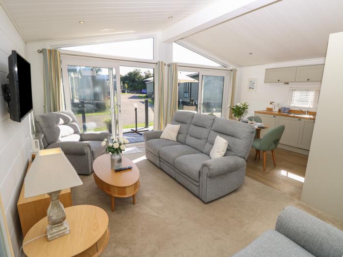 Seahorse Lodge, Downton, Hampshire. Open-plan living. Enclosed decking. On-site facilities. Smart TV