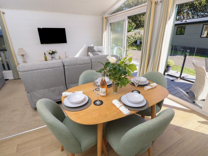 Seahorse Lodge, Downton, Hampshire. Open-plan living. Enclosed decking. On-site facilities. Smart TV