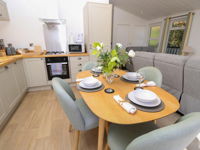 Seahorse Lodge, Downton, Hampshire. Open-plan living. Enclosed decking. On-site facilities. Smart TV