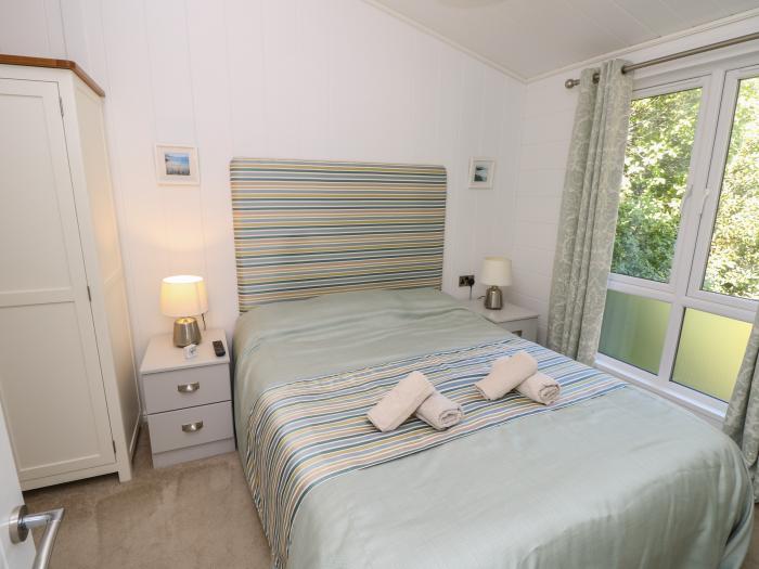 Seahorse Lodge, Downton, Hampshire. Open-plan living. Enclosed decking. On-site facilities. Smart TV
