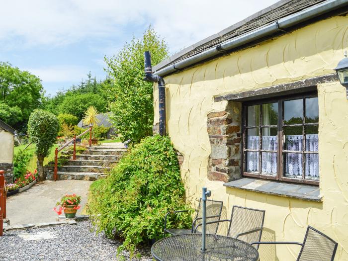 Windbury Cottage, in Hartland, Devon. Close to beach. Pet-friendly. Countryside views. Close to shop