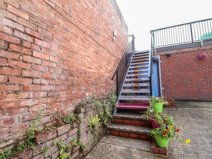 The Funky Flat in Holywell, Flintshire. Close to amenities. Hot tub. Enclosed terrace. Pet-friendly.