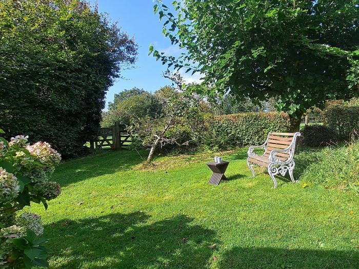 Hayway, South Brent, Devon. In Dartmoor National Park. Off-road parking. Pet-friendly. TV. WiFi. Hob