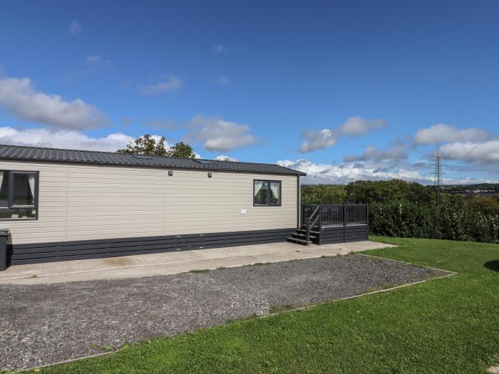 Hazel Lodge, single-storey lodge in Teigngrace, Newton Abbot, Devon, with on-site pool and amenities