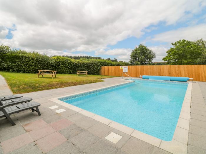 Hazel Lodge, single-storey lodge in Teigngrace, Newton Abbot, Devon, with on-site pool and amenities