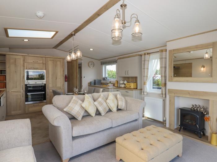 Hazel Lodge, single-storey lodge in Teigngrace, Newton Abbot, Devon, with on-site pool and amenities