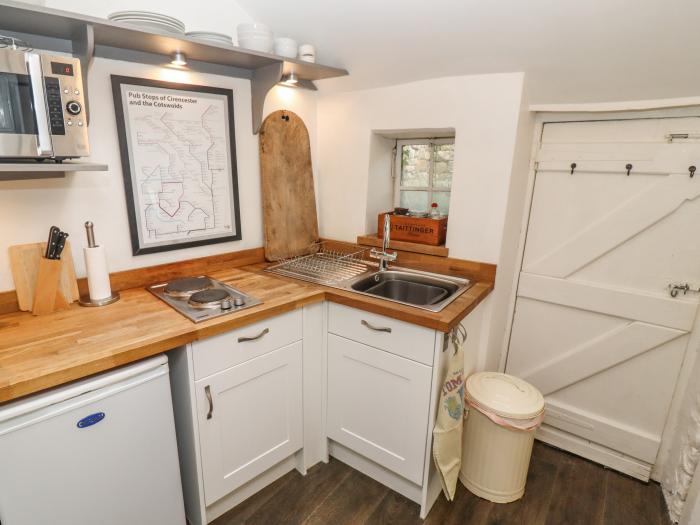 Cosy Cottage, Burford, Oxfordshire. Character cottage. Original features. Woodburning stove. One pet