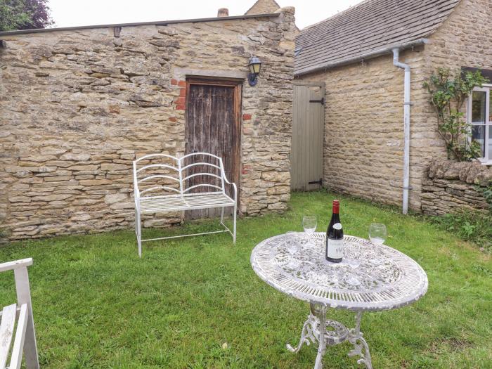 Cosy Cottage, Burford, Oxfordshire. Character cottage. Original features. Woodburning stove. One pet