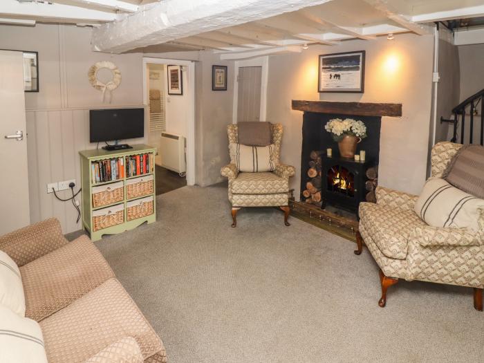 Cosy Cottage, Burford, Oxfordshire. Character cottage. Original features. Woodburning stove. One pet