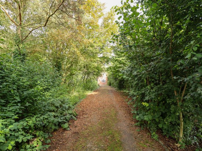 Woodland Lodge in Frithville, Boston, Lincolnshire. Dog-friendly. Romantic. Woodburning stove.