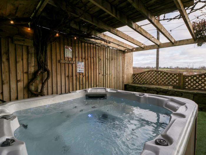 The Tall is located in Blakeney, Gloucestershire. Hot tub. Private garden. WiFi. Close to amenities.