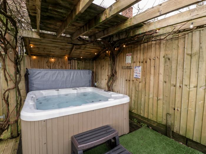 The Tall is located in Blakeney, Gloucestershire. Hot tub. Private garden. WiFi. Close to amenities.