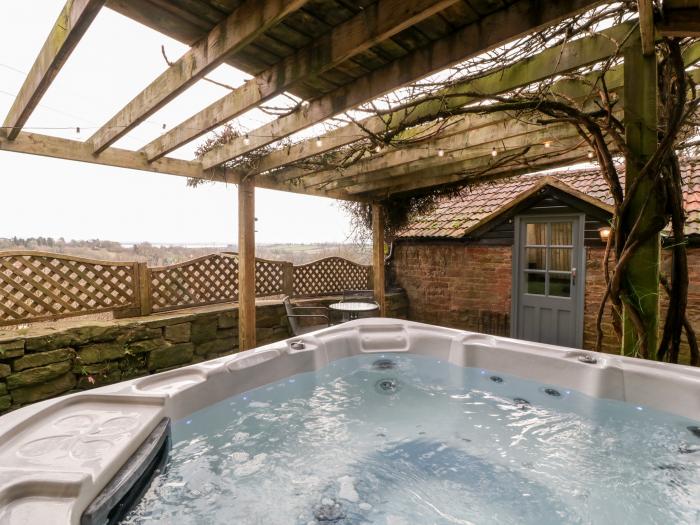 The Tall is located in Blakeney, Gloucestershire. Hot tub. Private garden. WiFi. Close to amenities.