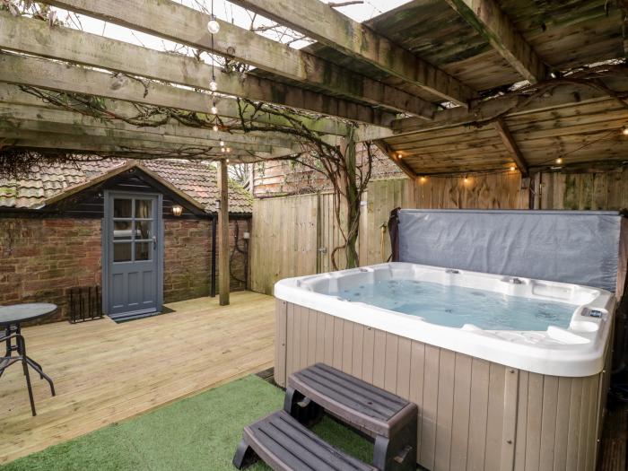 The Tall is located in Blakeney, Gloucestershire. Hot tub. Private garden. WiFi. Close to amenities.