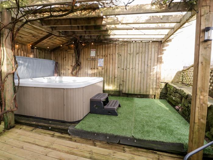 The Tall is located in Blakeney, Gloucestershire. Hot tub. Private garden. WiFi. Close to amenities.