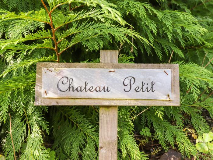 Chateau Petit, Trefeglwys, Powys. Romantic base. Set in a tranquil location. Pet and child friendly.