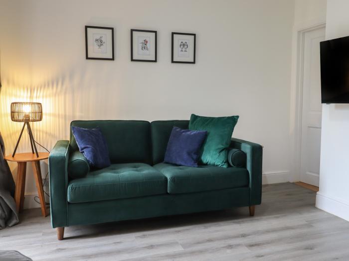 Mabel in Whitstable, Kent. Ground-floor apartment. Pet-friendly. Enclosed garden. Smart TV. Sofa bed