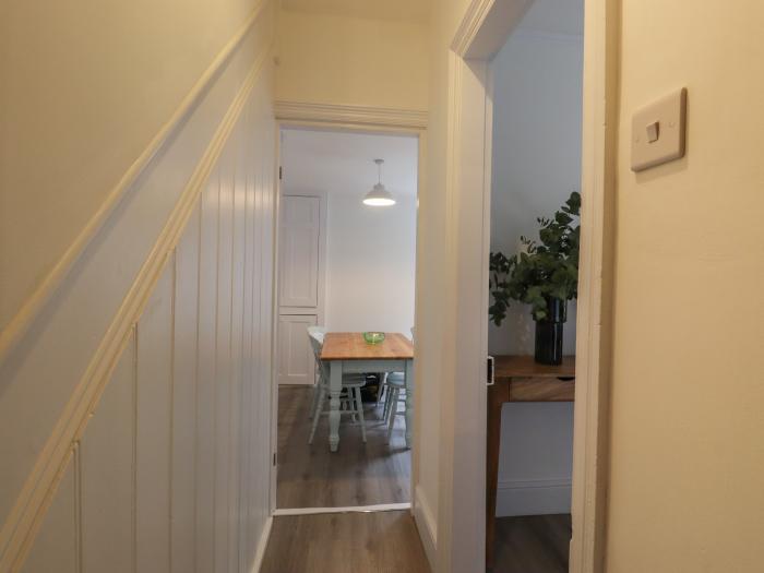 Mabel in Whitstable, Kent. Ground-floor apartment. Pet-friendly. Enclosed garden. Smart TV. Sofa bed
