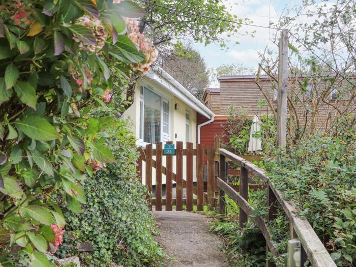 Woodland Retreat, Perrancoombe near Perranporth. Pet-friendly. Close to a beach. Rural location. TV.