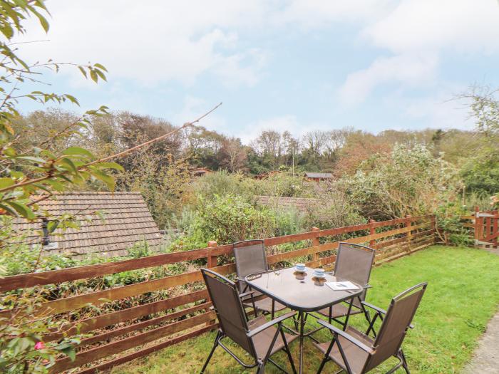 Woodland Retreat, Perrancoombe near Perranporth. Pet-friendly. Close to a beach. Rural location. TV.