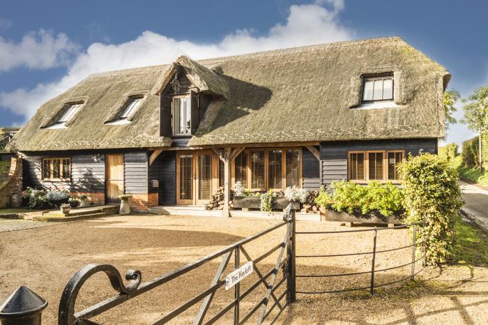 The Hayloft nr Herne Bay, Kent. Near the Kent Downs AONB. Woodburning stove. Thatched roof. 3bedroom
