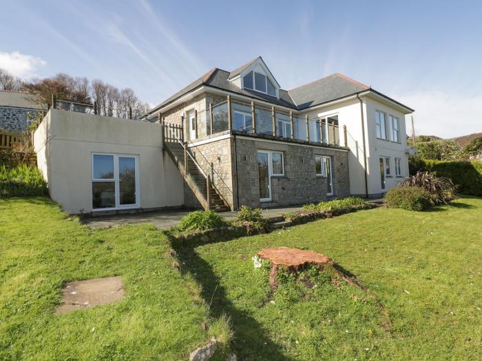 Lower Mellan Barn, in Coverack, Cornwall. Off-road parking. Sea views. Woodburning stove. Dogs. WiFi