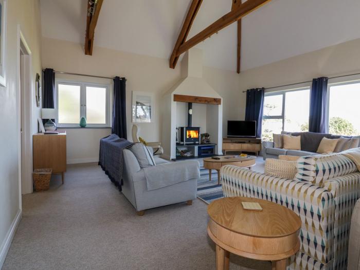 Lower Mellan Barn, in Coverack, Cornwall. Off-road parking. Sea views. Woodburning stove. Dogs. WiFi