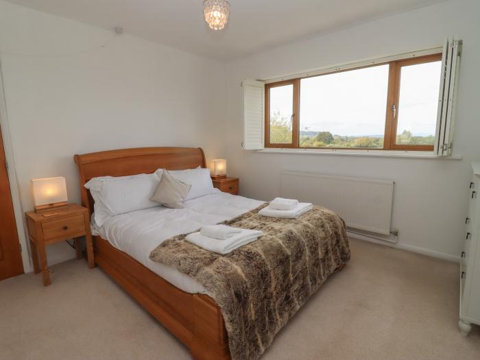 The Firs, in Brockworth, Gloucestershire. Four-bedroom home with rural views. Hot tub. Pet-friendly.