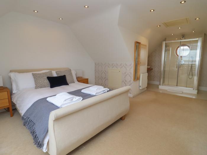 The Firs, in Brockworth, Gloucestershire. Four-bedroom home with rural views. Hot tub. Pet-friendly.