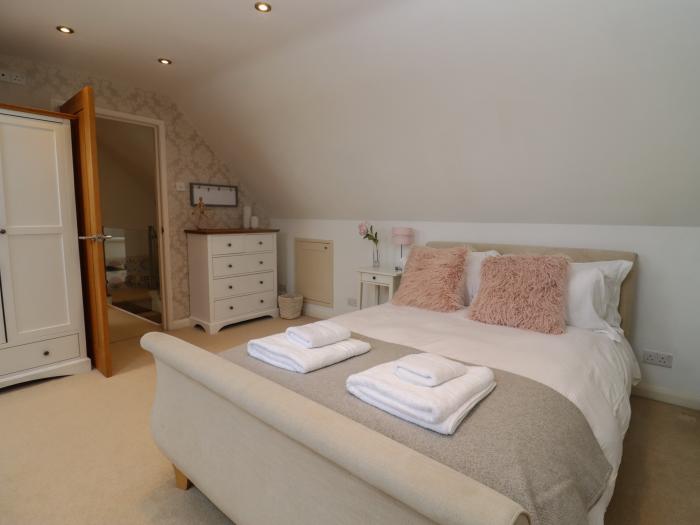 The Firs, in Brockworth, Gloucestershire. Four-bedroom home with rural views. Hot tub. Pet-friendly.