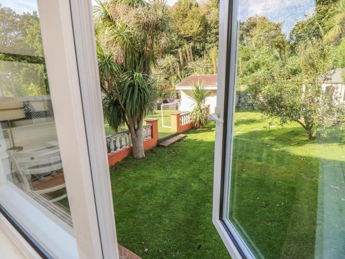 Burwyns, in Ventnor, Isle of Wight. Sea views. Close to amenities. Near the Isle of Wight AONB. Pets