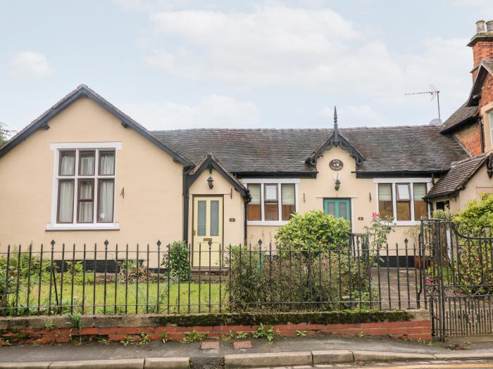 2 Dove Cottage is in Rocester, Staffordshire. Two-bedroom, contemporary home near amenities. Family.