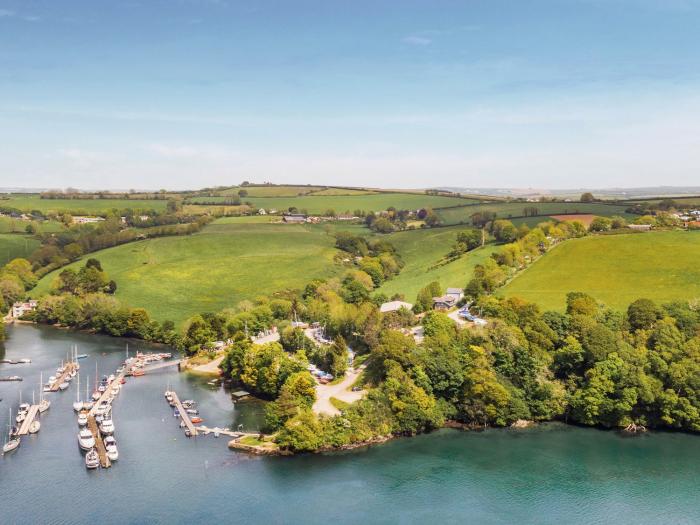 Penmarlam Quay Cottage is in Fowey, Cornwall. Close to amenities and a beach. Off-road parking. Dogs