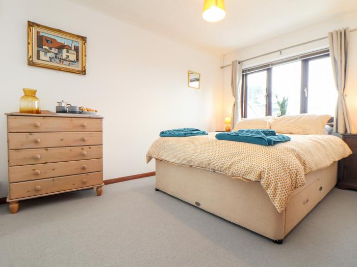 Chi an Vre, Newlyn, Cornwall. Pet-friendly. Close to a shop, a pub, and beach. Off-road parking. TV.