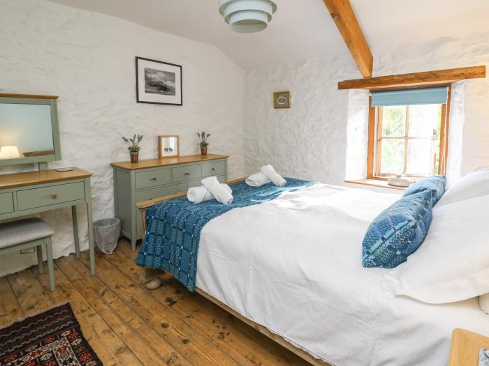 Ty Len, St Davids, Pembrokeshire. Three-bedroom, traditional cottage, near amenities and beach. Pets