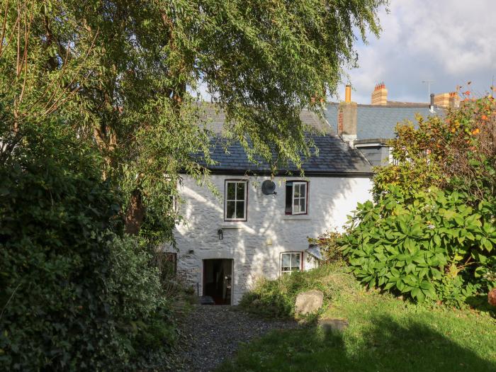 Ty Len, St Davids, Pembrokeshire. Three-bedroom, traditional cottage, near amenities and beach. Pets