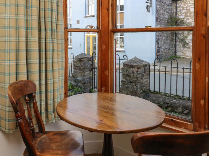 Ty Len, St Davids, Pembrokeshire. Three-bedroom, traditional cottage, near amenities and beach. Pets